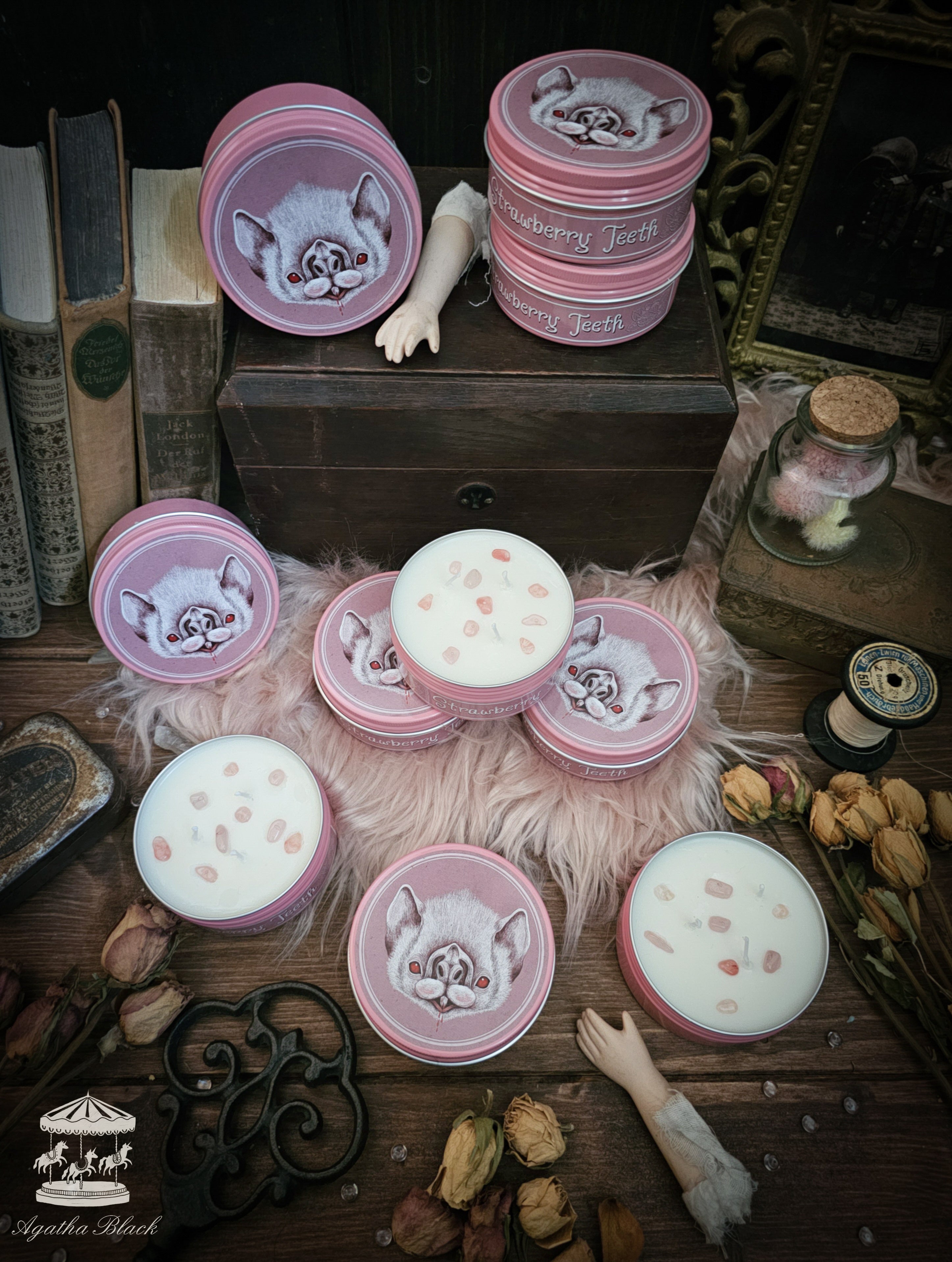 'Strawberry Theeth' scented candle