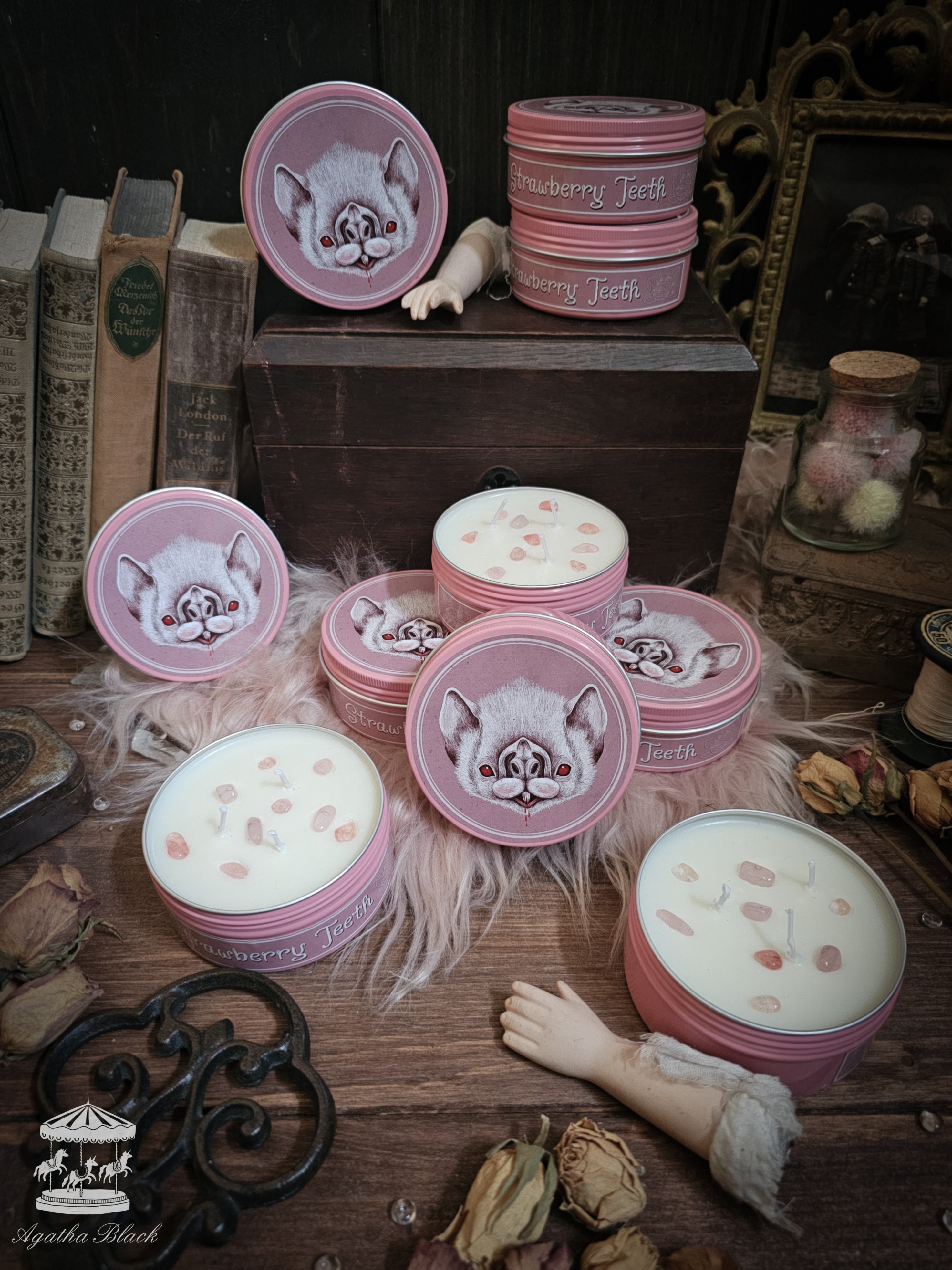 'Strawberry Theeth' scented candle