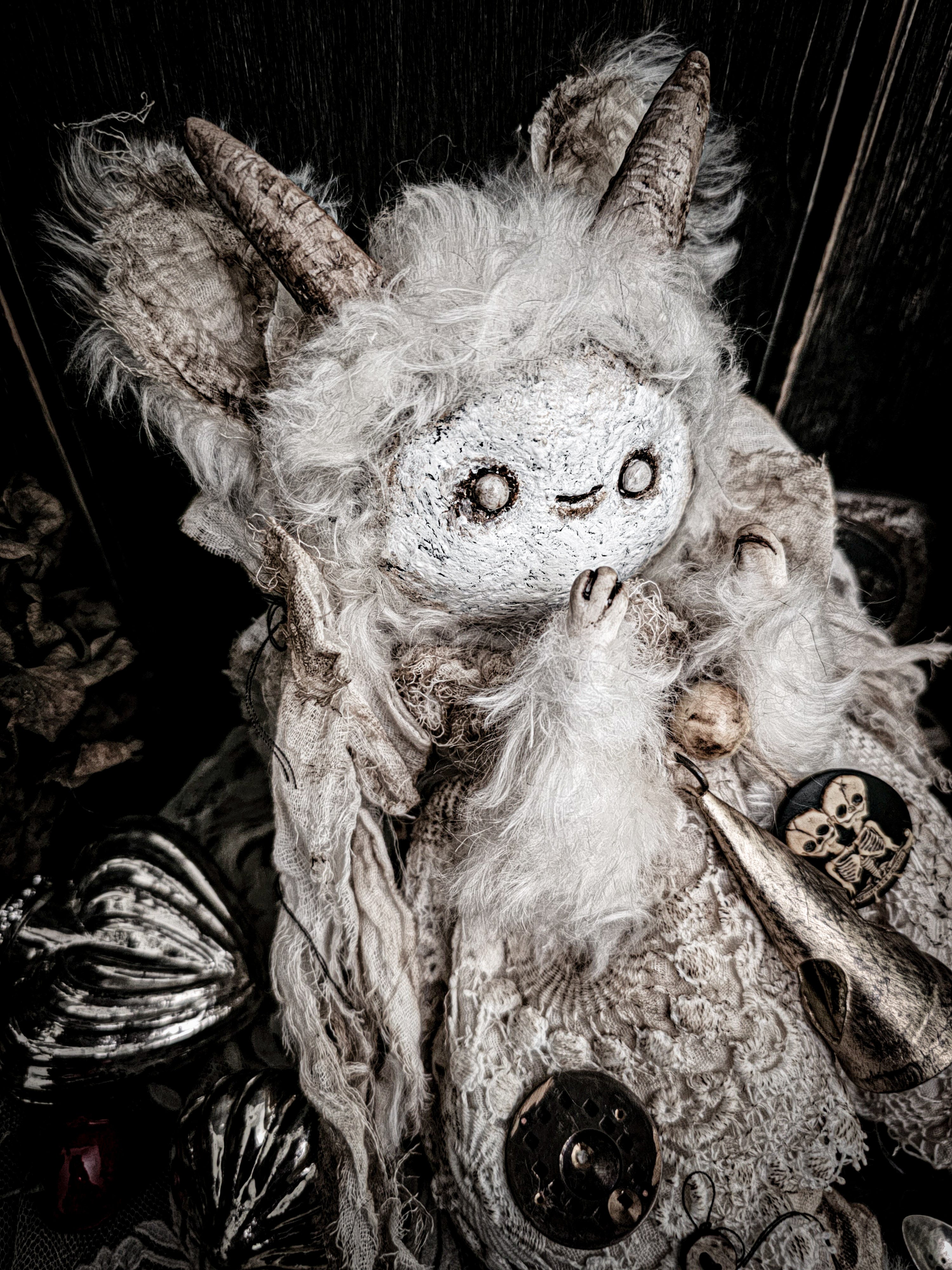 12.6" puffy moonmug goatling