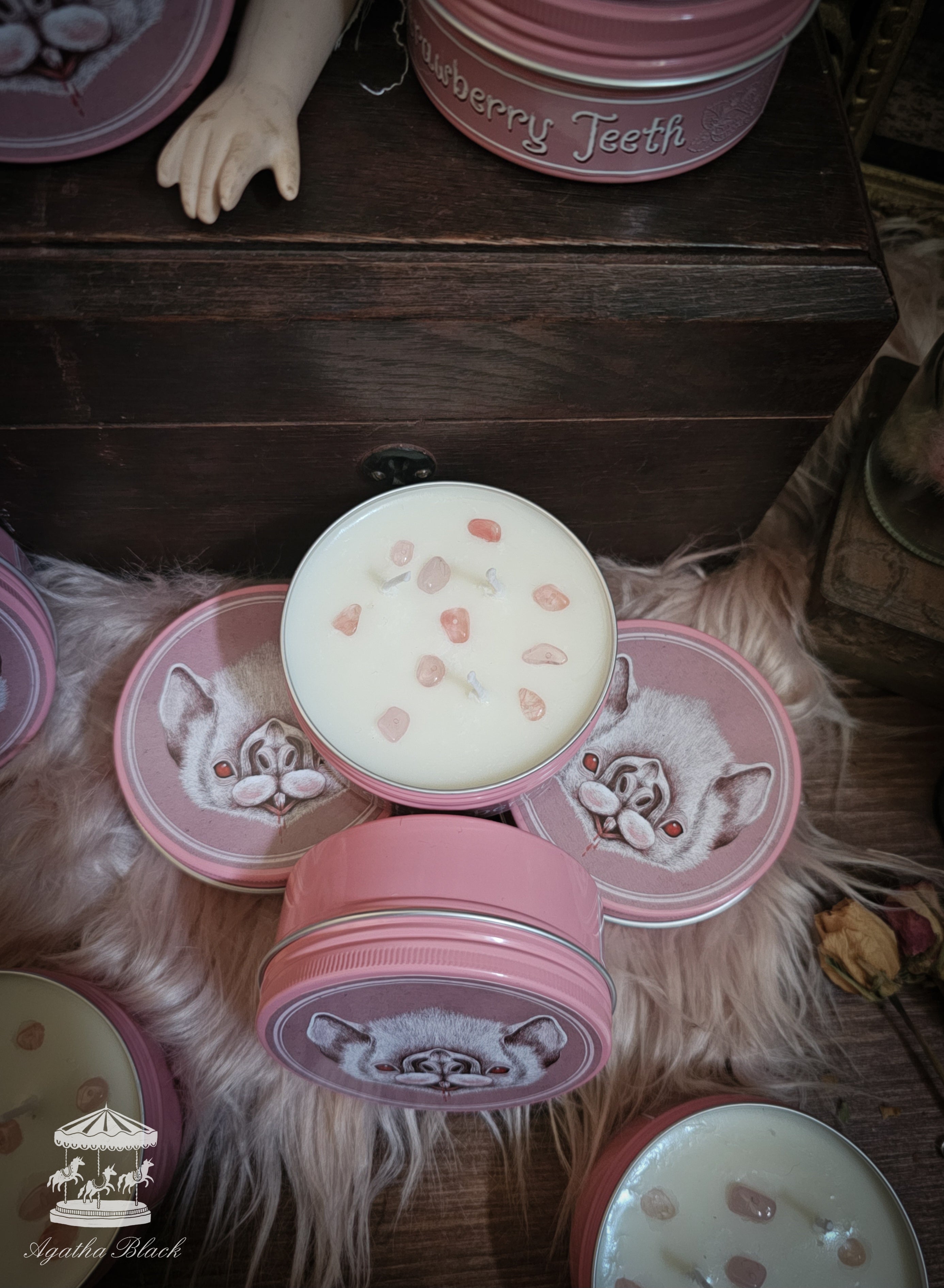 'Strawberry Theeth' scented candle