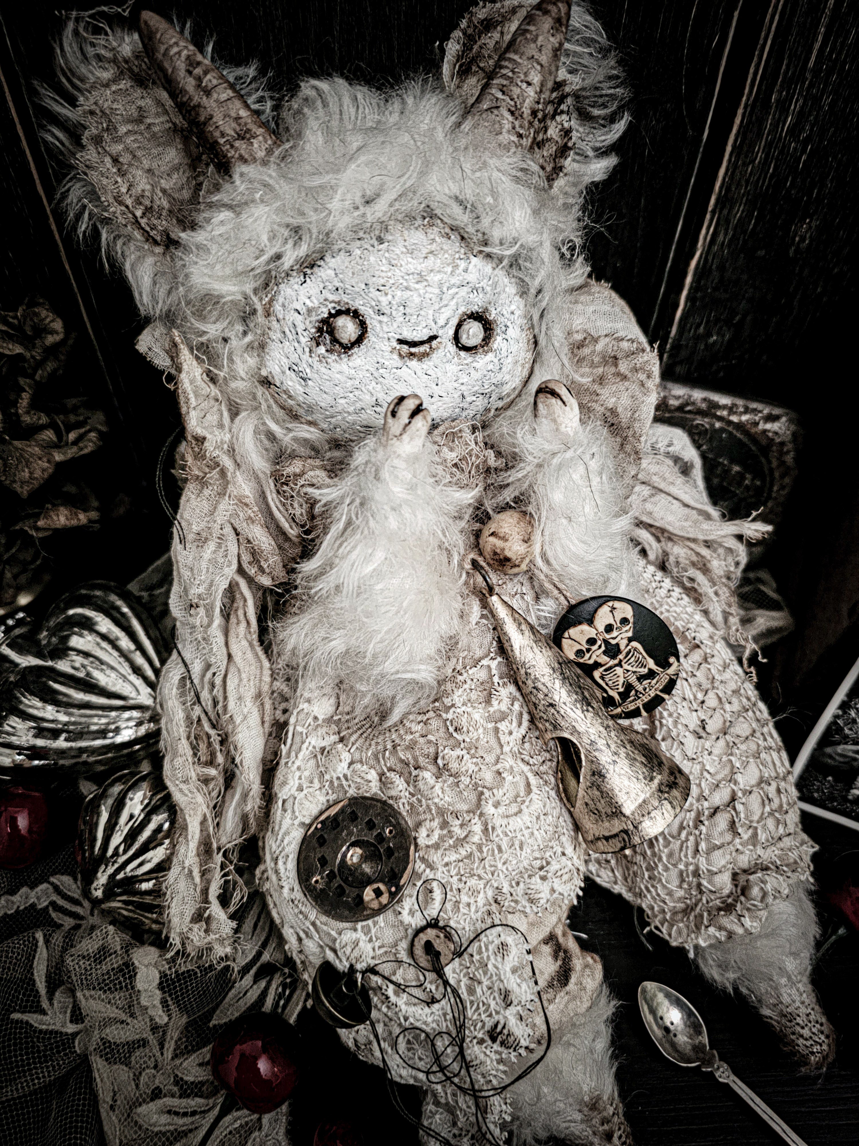 12.6" puffy moonmug goatling