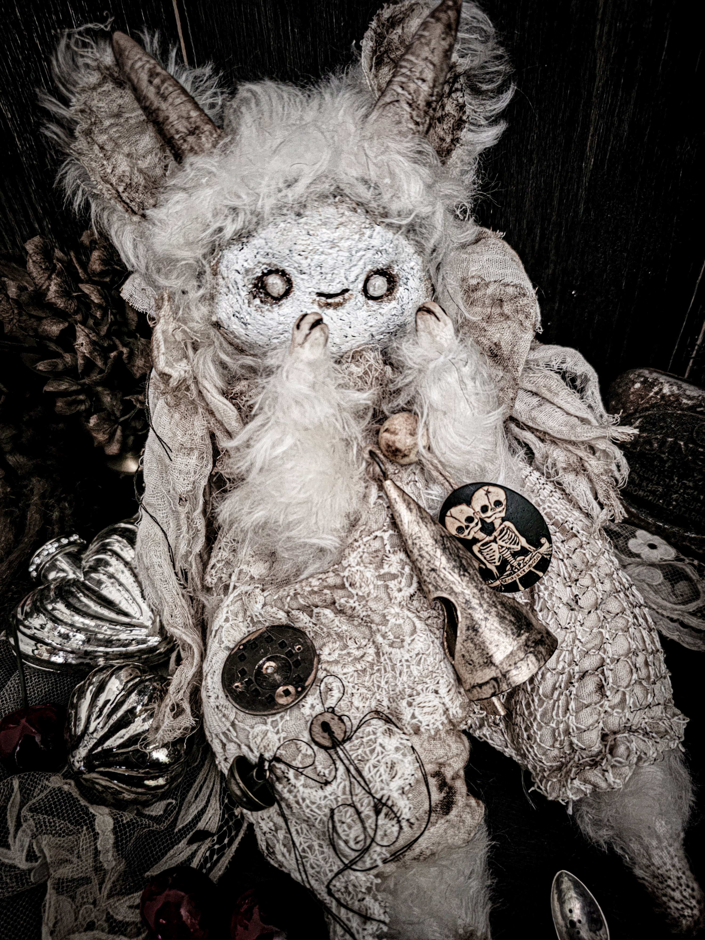 12.6" puffy moonmug goatling